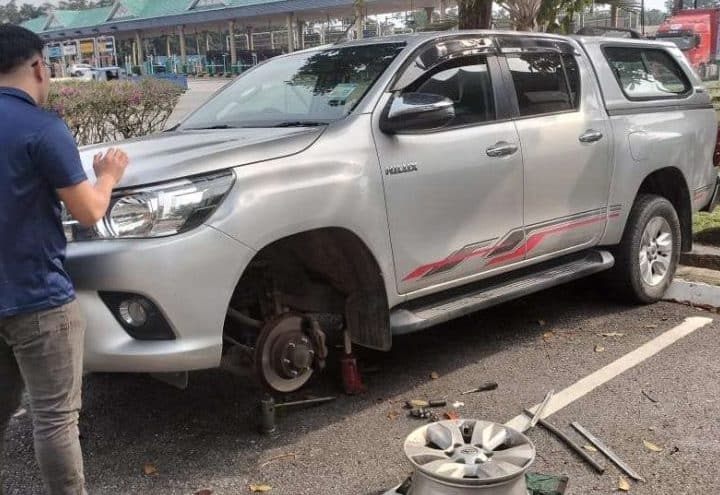 Kedai Tayar Lori & Kereta (24 Jam service bergerak) 1 kedai tayar lori kereta 24 jam service bergerak