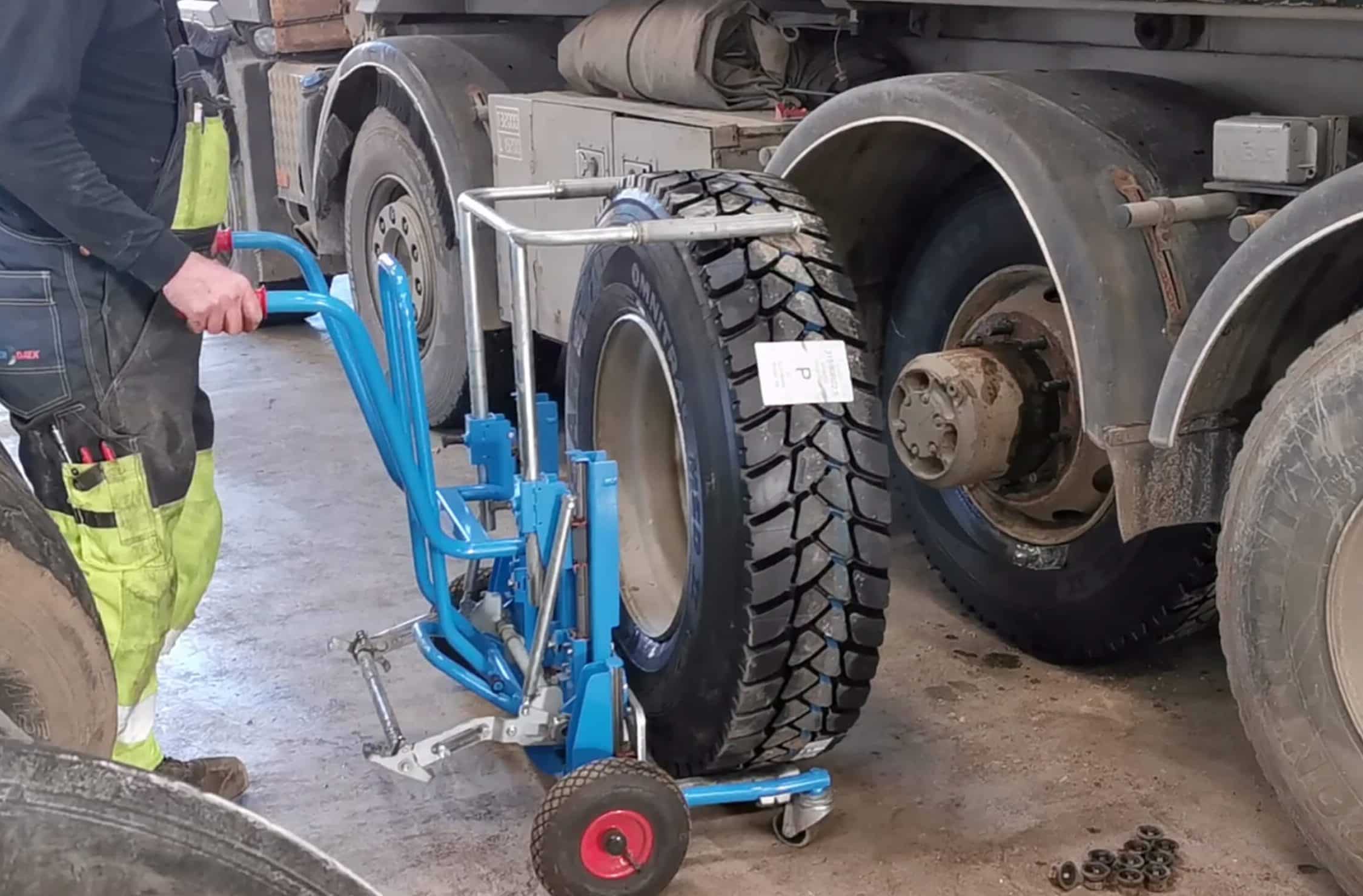 Lorry Tyre Service 1 lorry tyre service